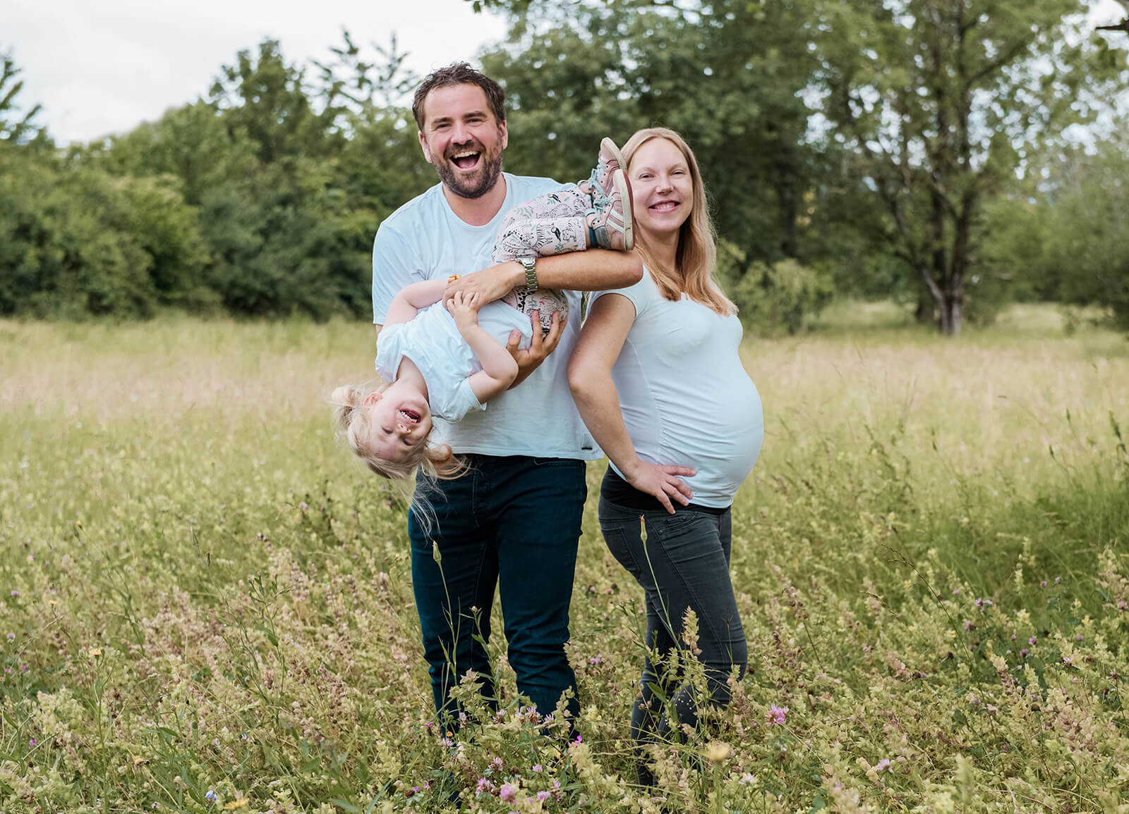 lustiges Familienfotoshooting auf einer Blumenwiese bei Brunnthal