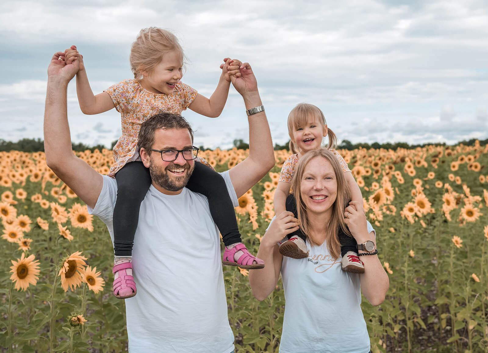 Familienbild im Sonnenblumenfeld fotografiert bei München