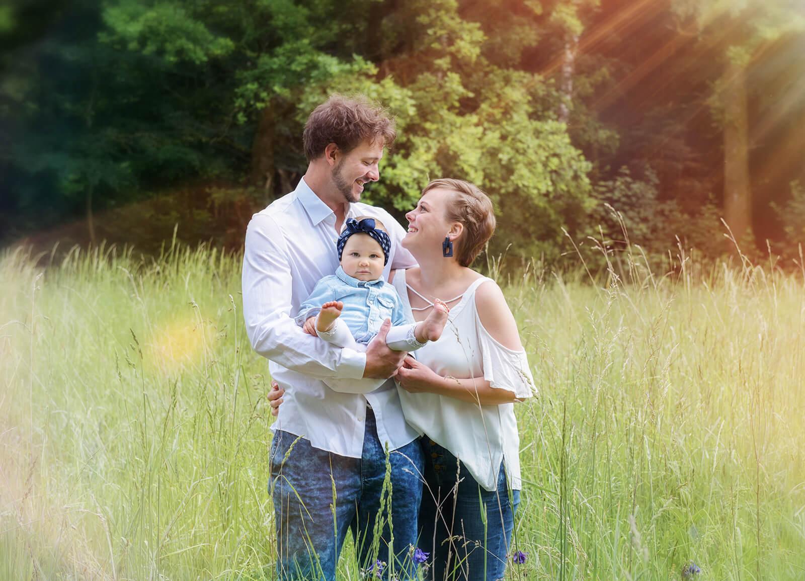 Familienshooting in einer hohen Wiese in Trudering