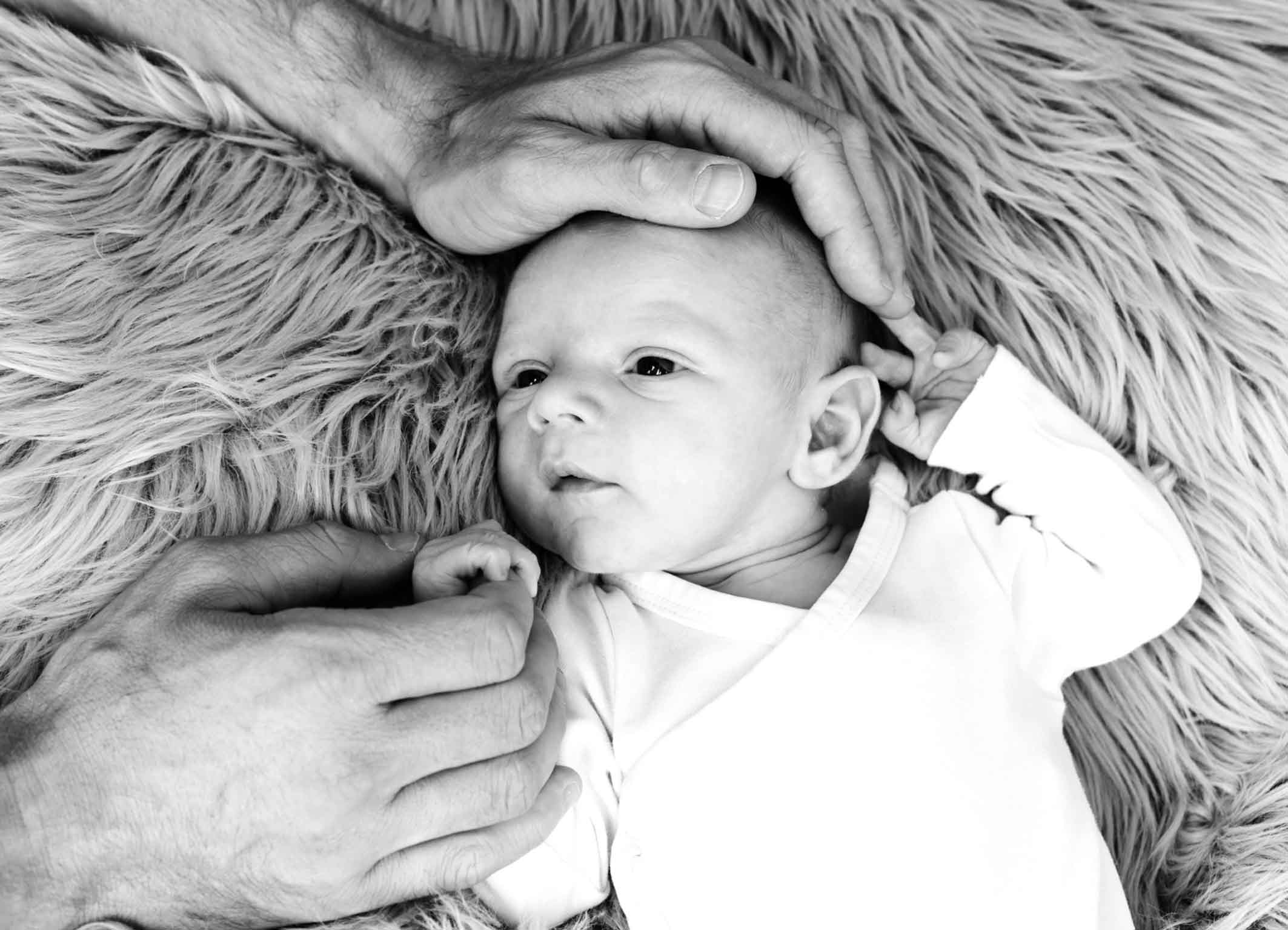 Newbornbild mit Papas Hand