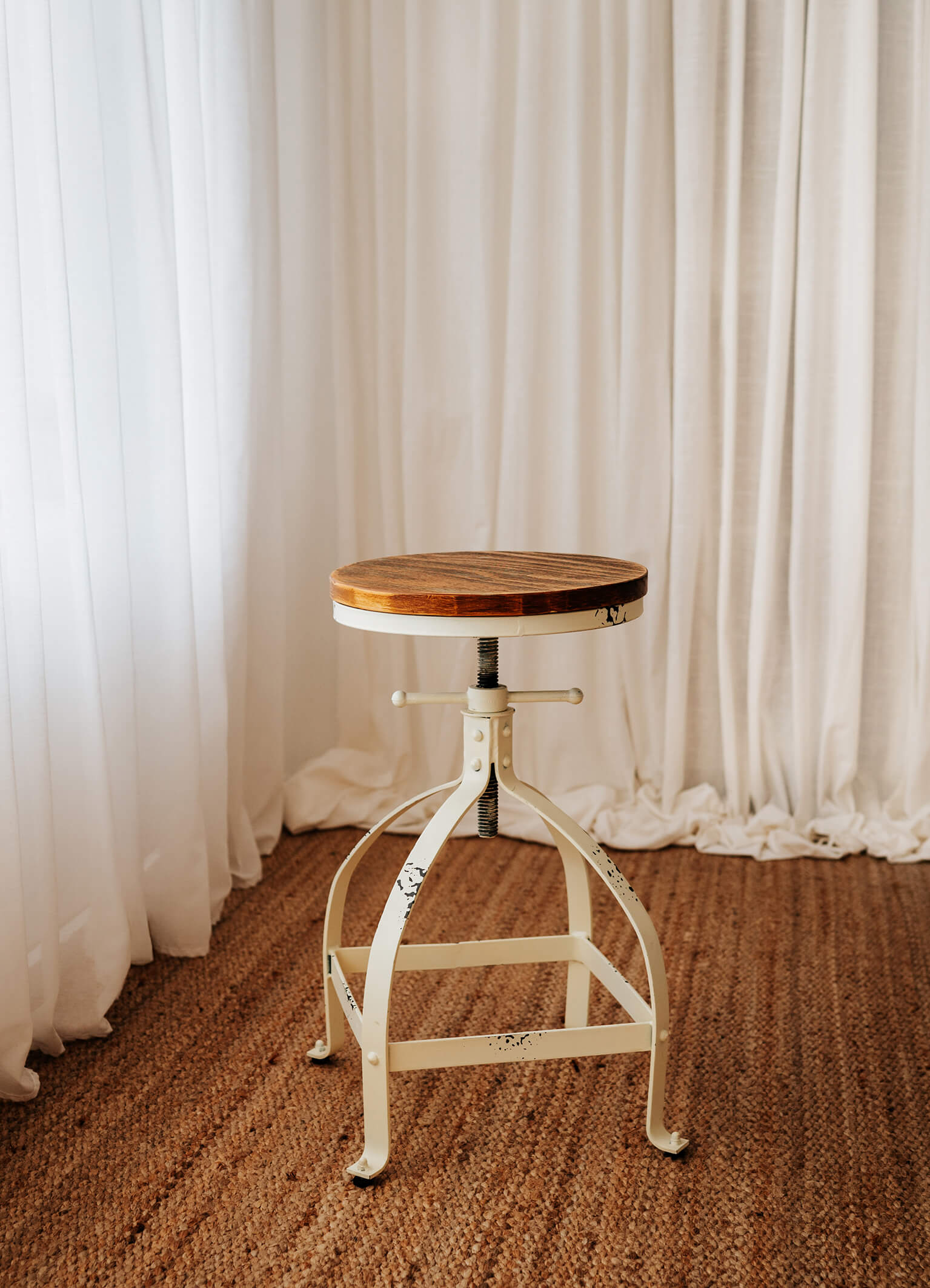 schlichtes Set mit Stuhl in natürlichem Tageslichstudio
