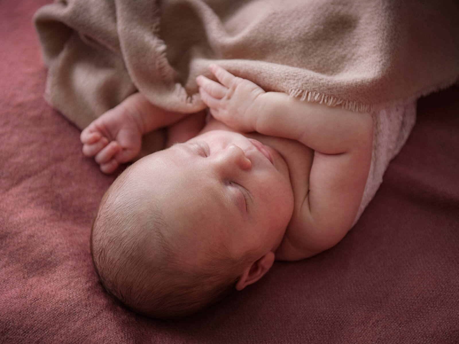 schlafendes Baby zugedeckt während einer Fotosession in Trudering