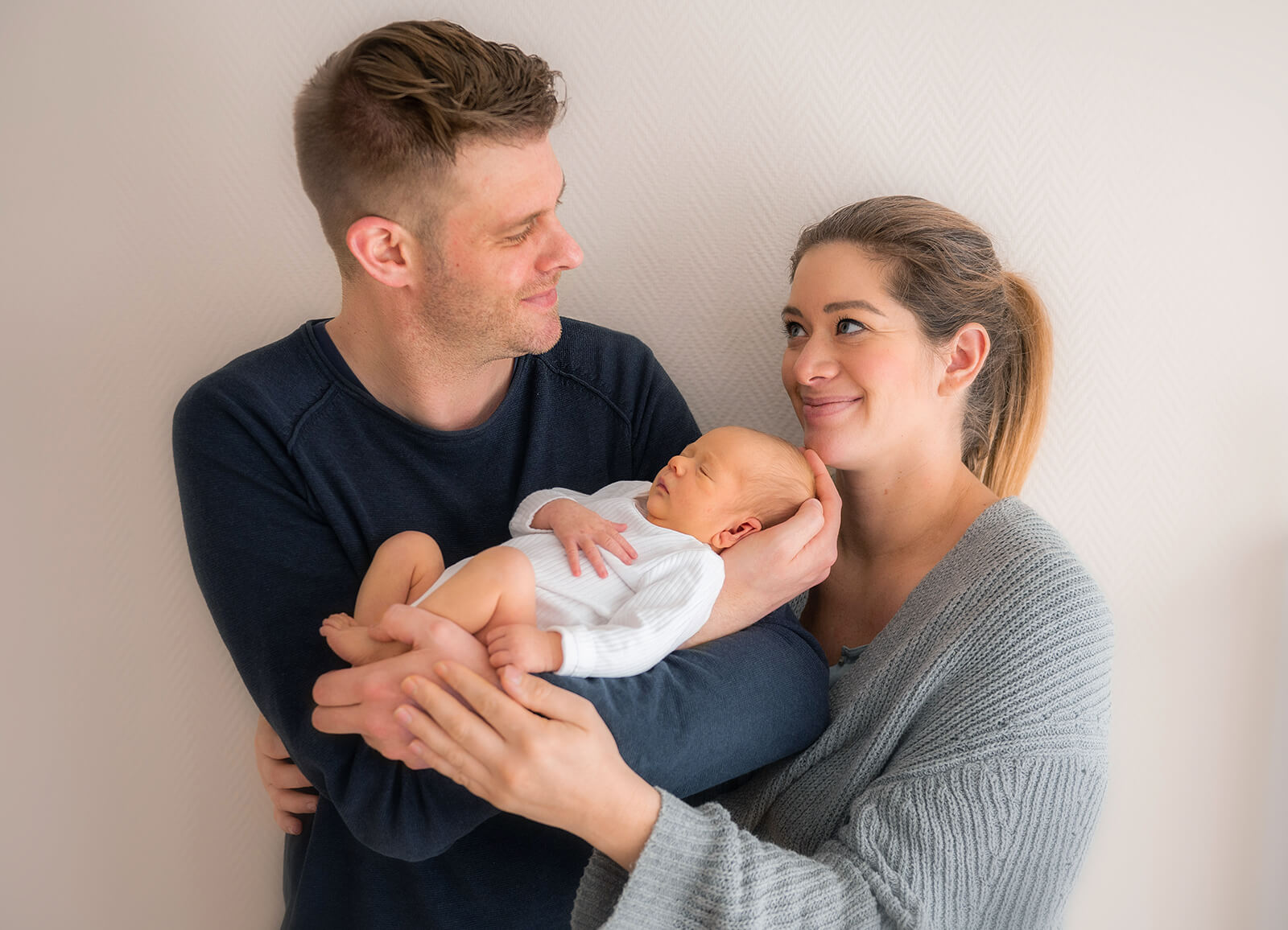 Familienbild mit Baby im Fotostudio Trudering