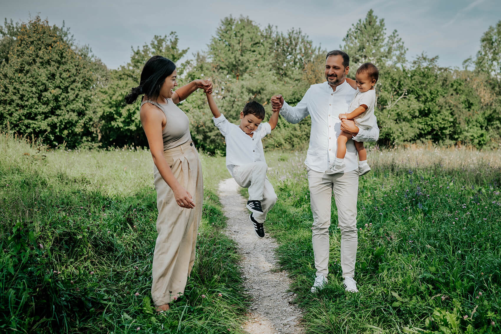 lebendiges Familienbild im Park Trudering