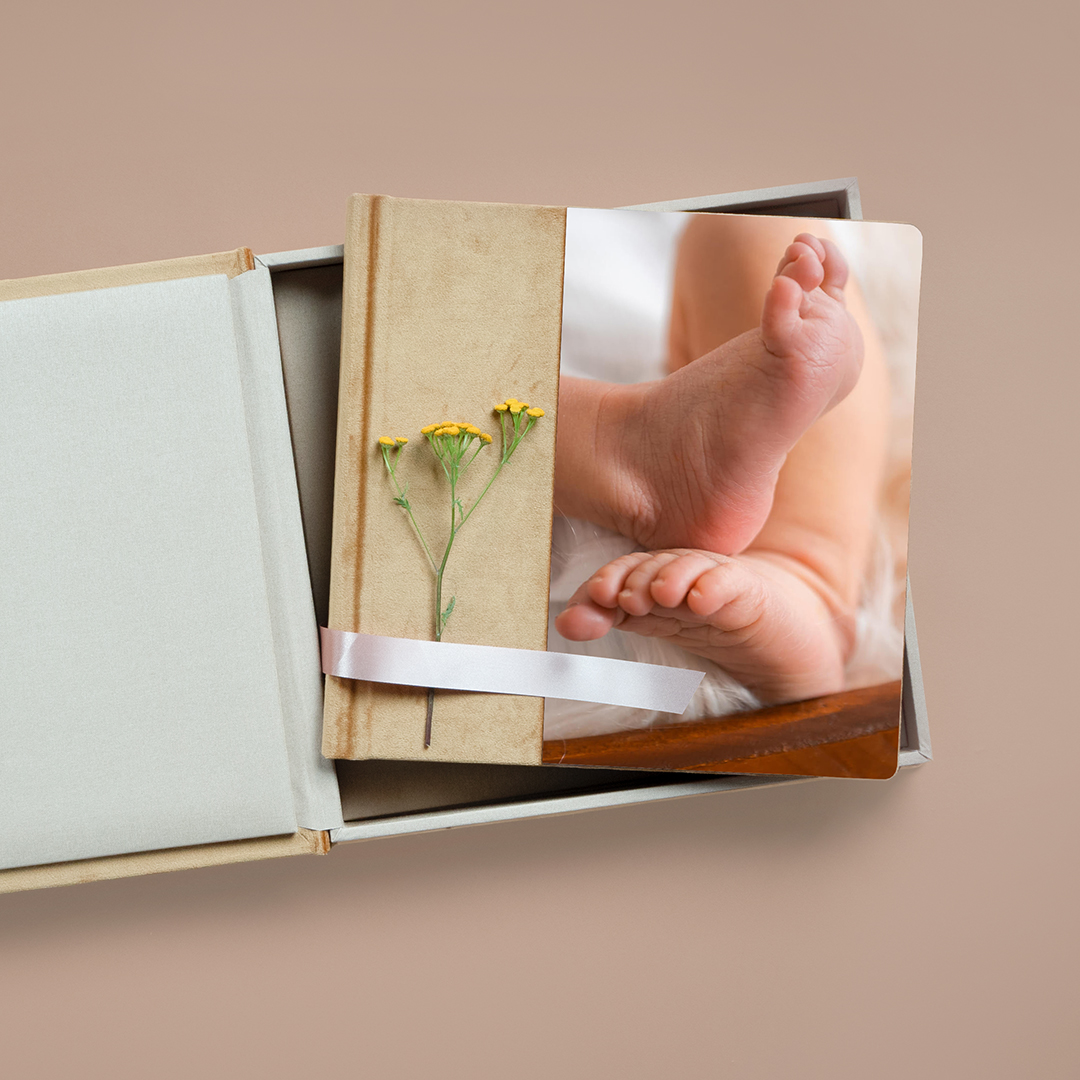 hochwertiges Fotobuch vom ersten Shooting eines Babys in München