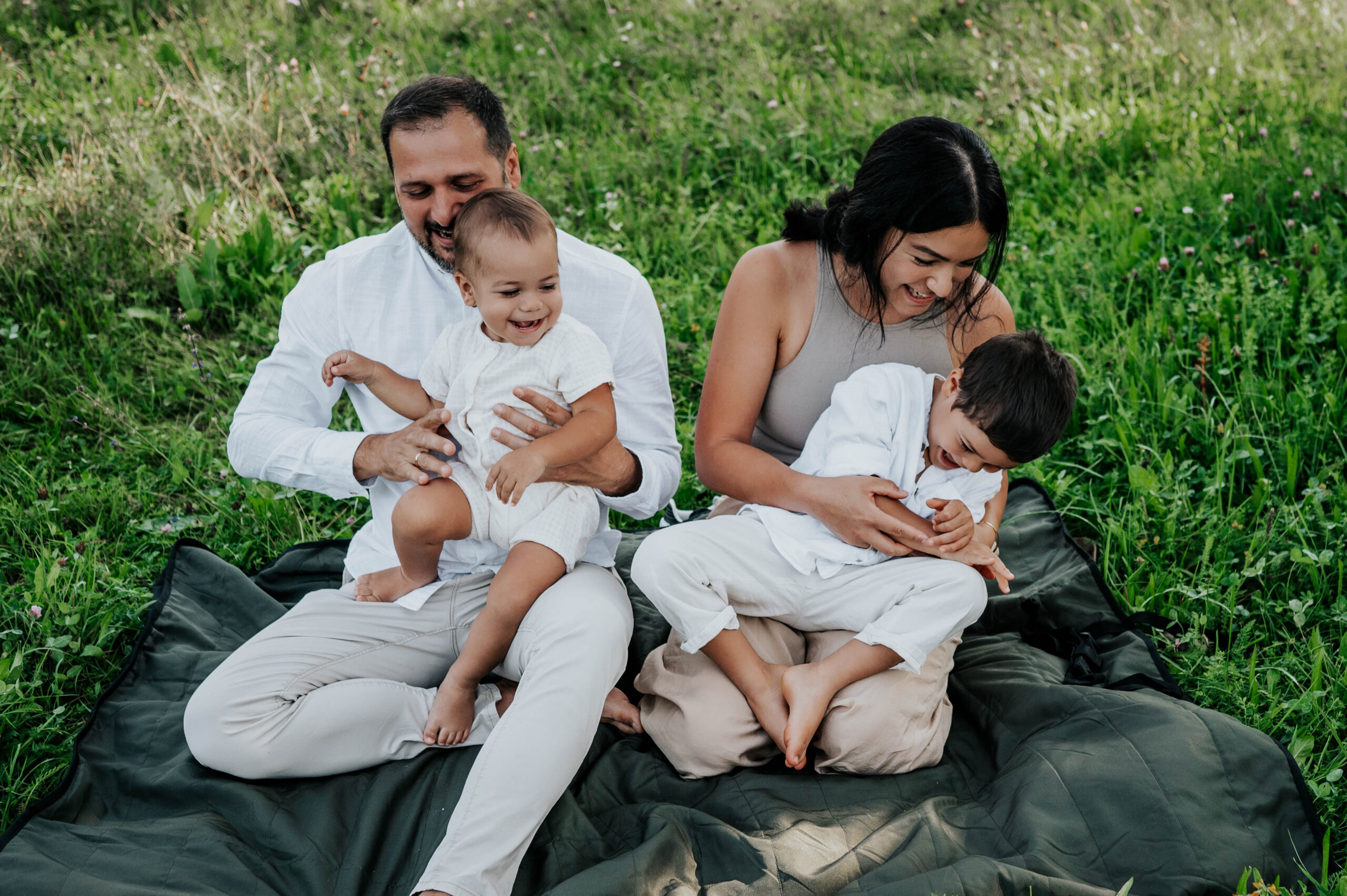 kuscheliges Familienbild in der Natur in München