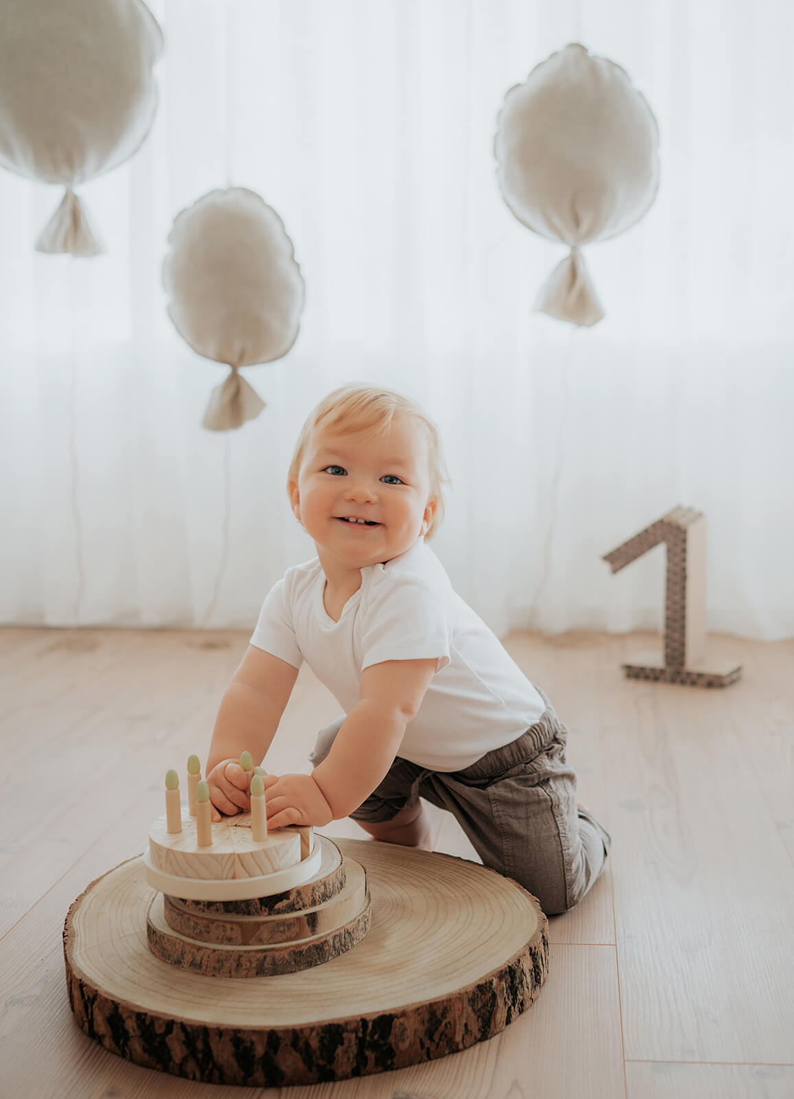 erster Geburtstag Fotoshooting München Tageslichtstudio mit Holzdekokuchen