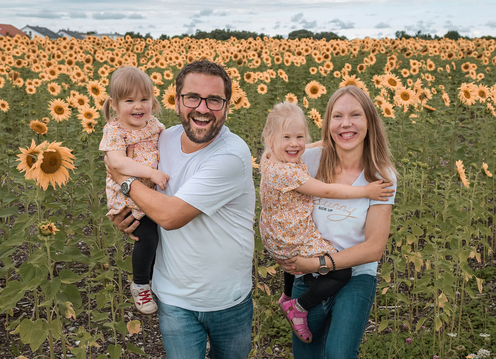 Familienbild im Sonnenblumenfeld München