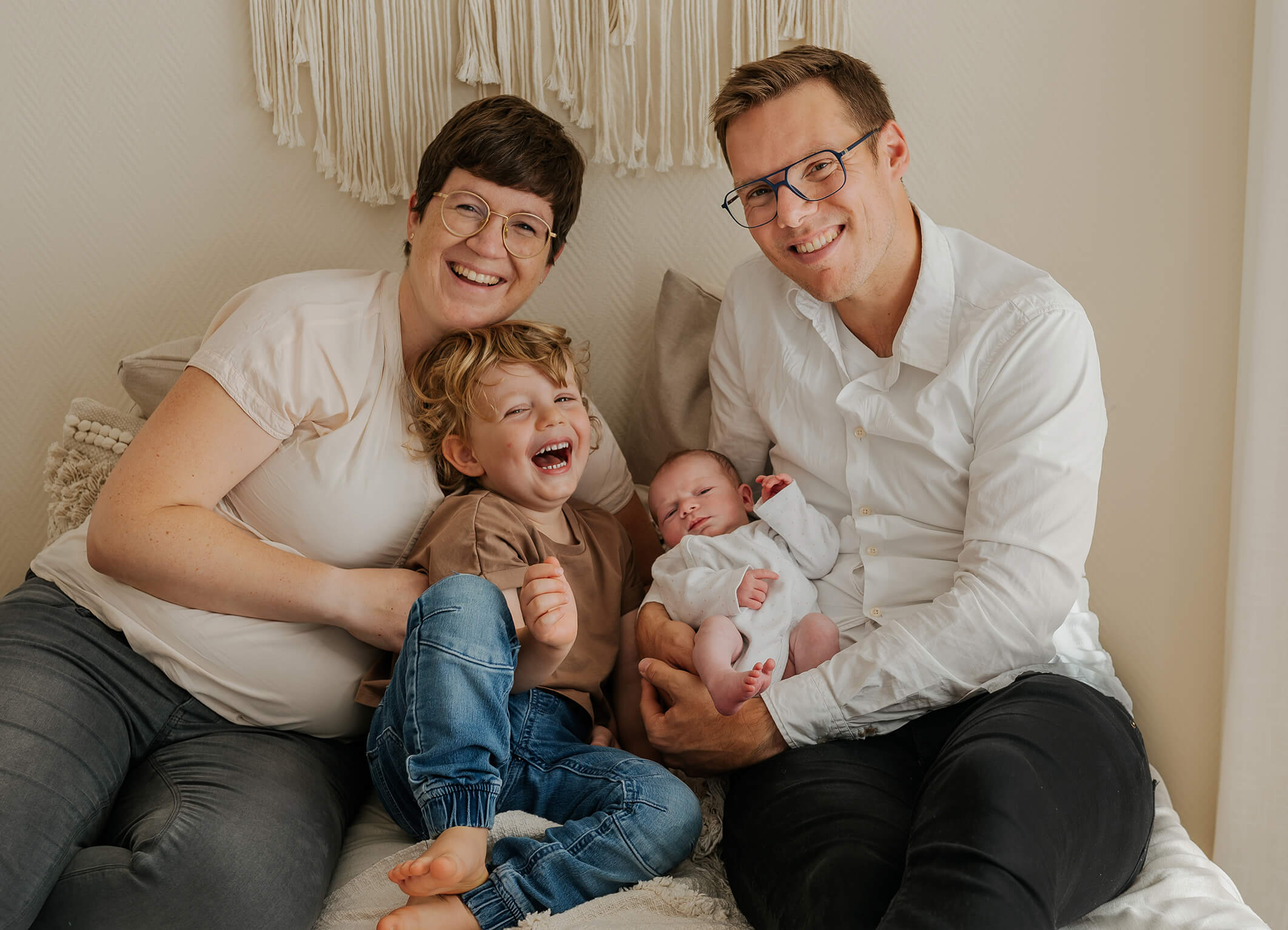 kuschliges Familienbild mit Baby in München