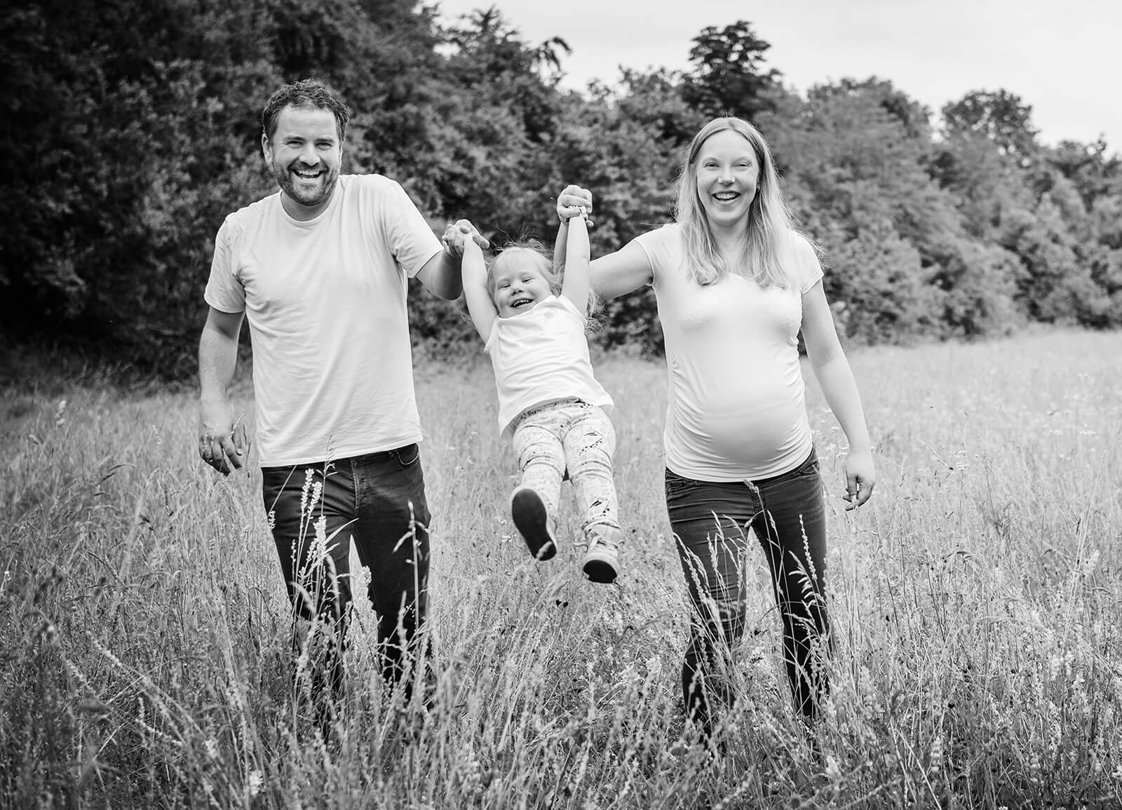 in der Natur lebendiges Familienbild Trudering