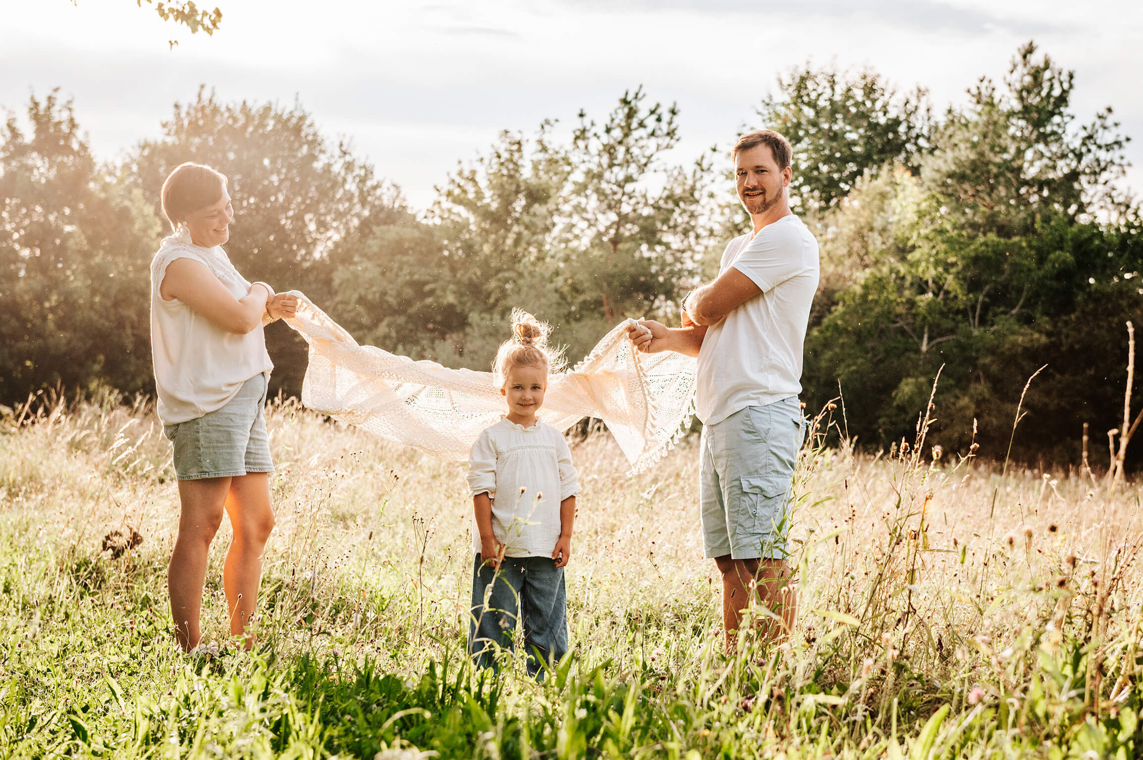 Familienbild lebendig lustig in der Natur in Trudering