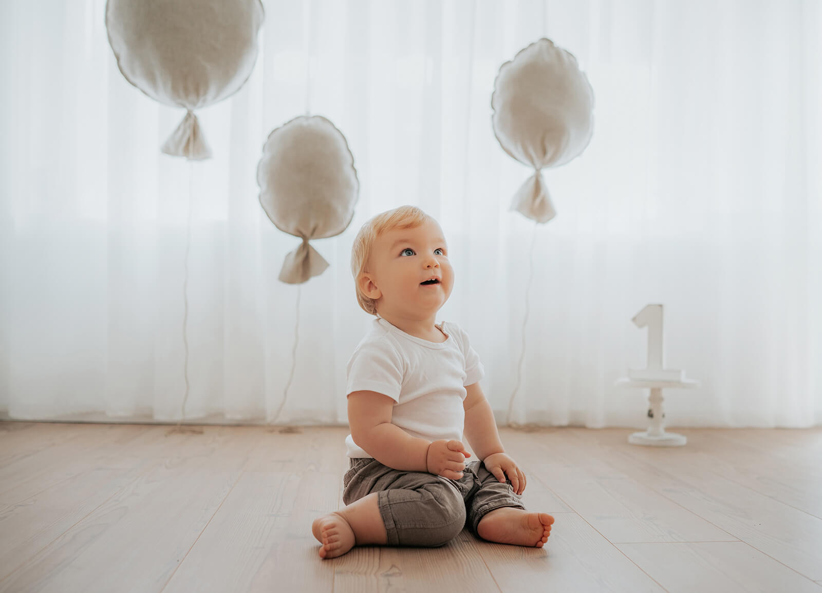 staunen beim ersten Fotoshooting zum Geburtstag im Tageslichtstudio München