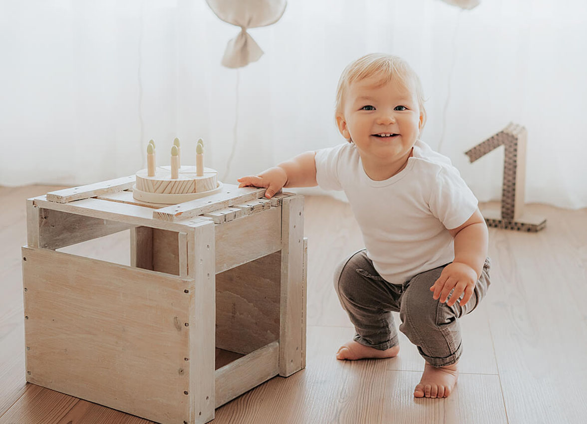 natürliche Deko beim ersten Fotoshooting zum Geburtstag im Tageslichtstudio München