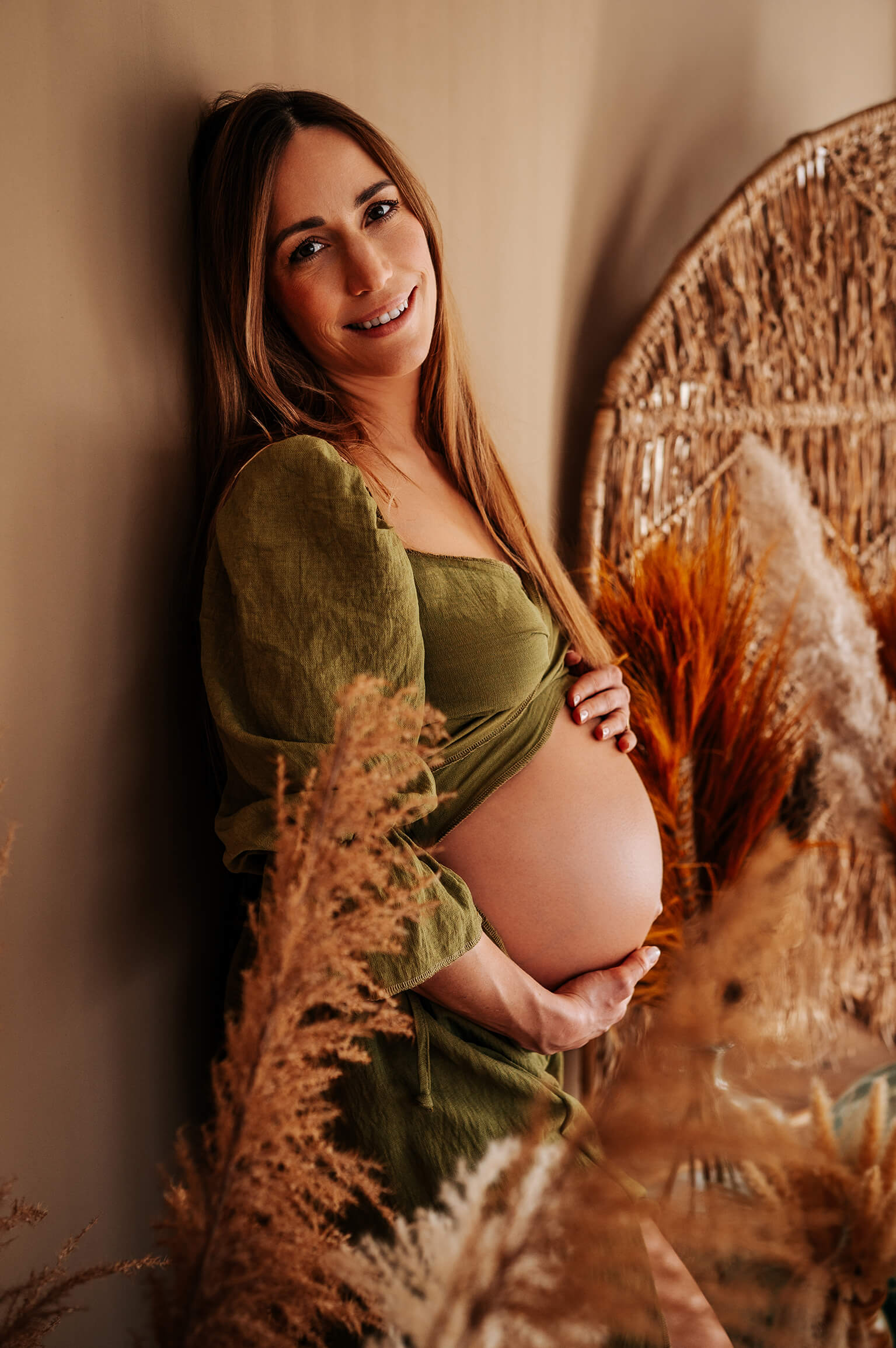 Babybauchbilder mit Pampasgras im Bohostil