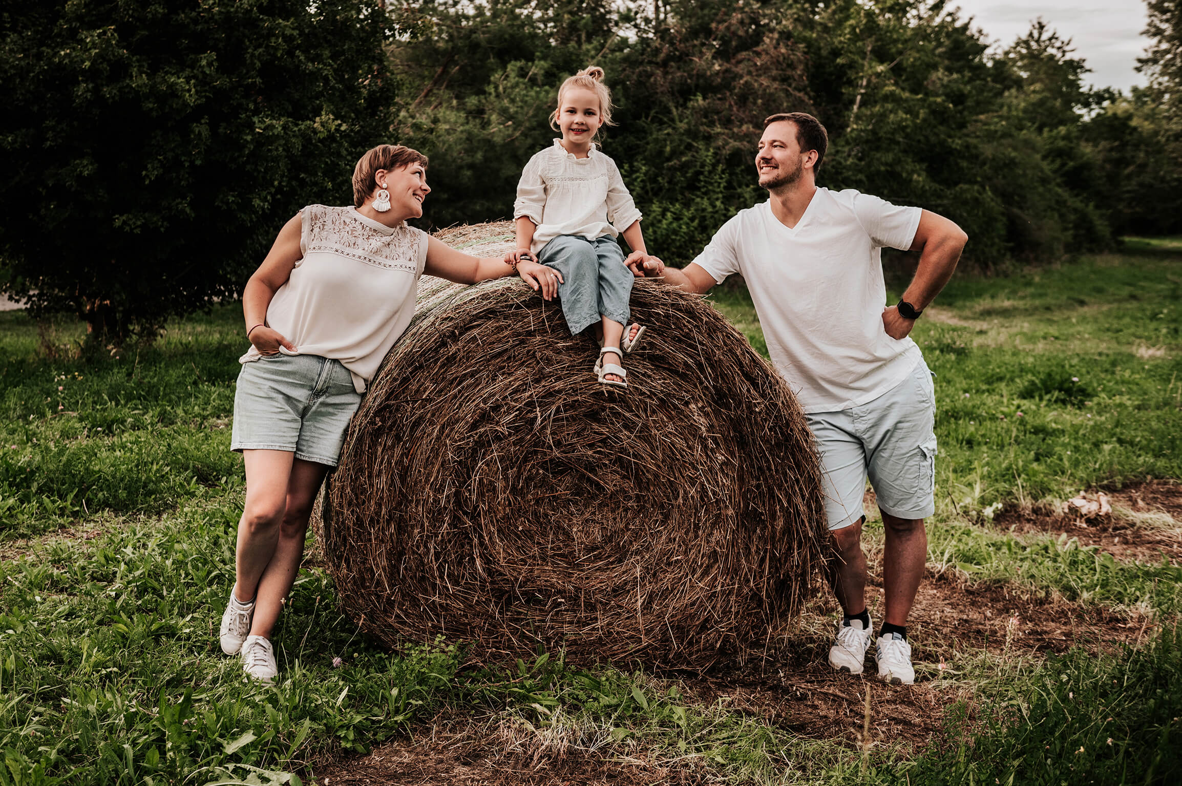 Familienbild auf Strohballen in München